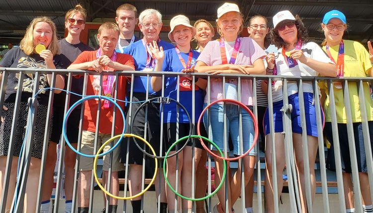 Medaillensegen für Inklusivsportler bei Special Olympics