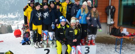 Teammitglieder auf dem Stockerl 