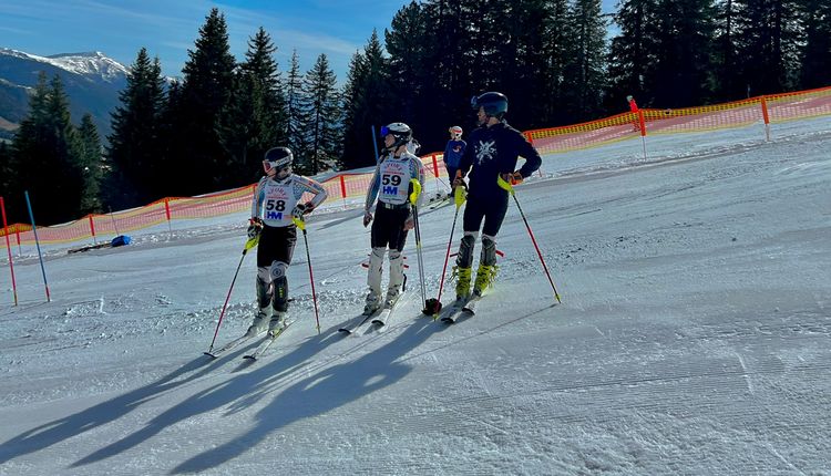 Drei Teammitglieder bei der Besichtigung
