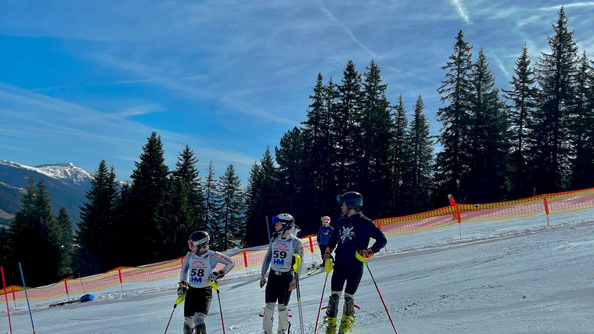 Drei Teammitglieder bei der Besichtigung
