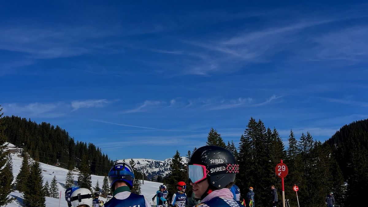 Teammitglieder auf dem Weg zu ihren Skiern