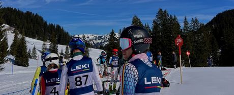 Teammitglieder auf dem Weg zu ihren Skiern