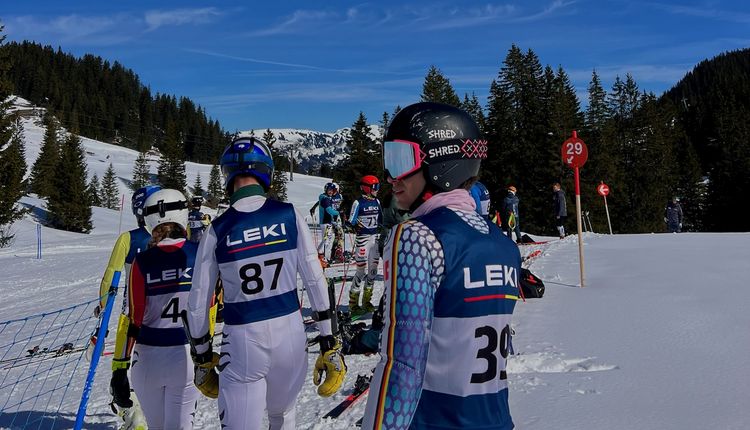 Teammitglieder auf dem Weg zu ihren Skiern