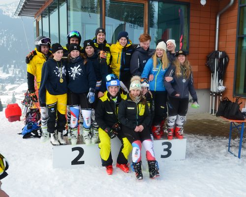 Teammitglieder auf dem Stockerl 