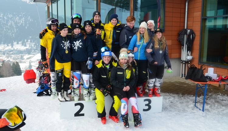 Teammitglieder auf dem Stockerl 